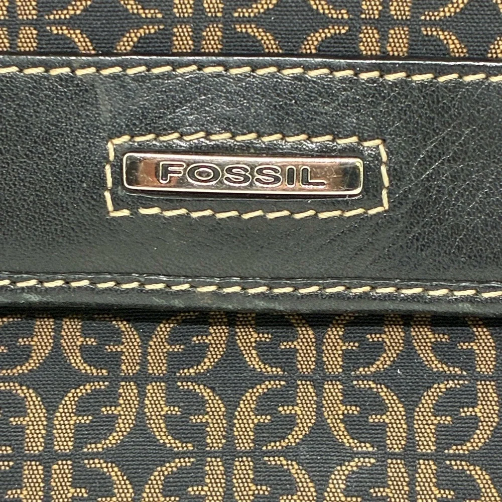 Fossil 8” Wristlet Wallet With Card Holders And Zippered Pocket - Picture 2 of 11